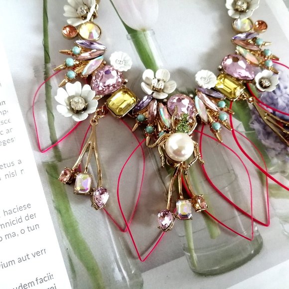 BETSEY JOHN Buzz Off Lucite Frontal Necklace - Picture 4 of 12